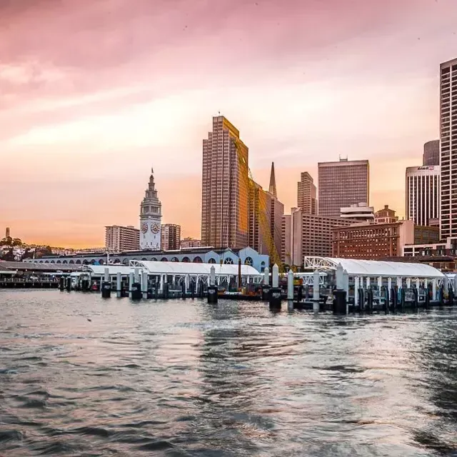 Le Ferry Building au coucher du soleil depuis la baie.